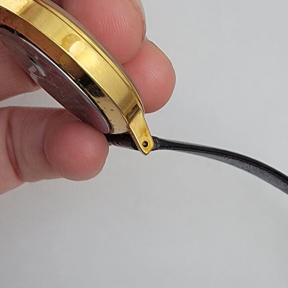 Vintage Watches Timex Quartz Gold Case Watch with Bold Dial & Leather Band - Picture 9 of 10